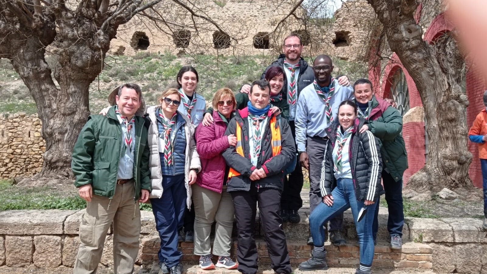 El Vicario (arriba) en una excursión con un grupo de Boys Scouts.