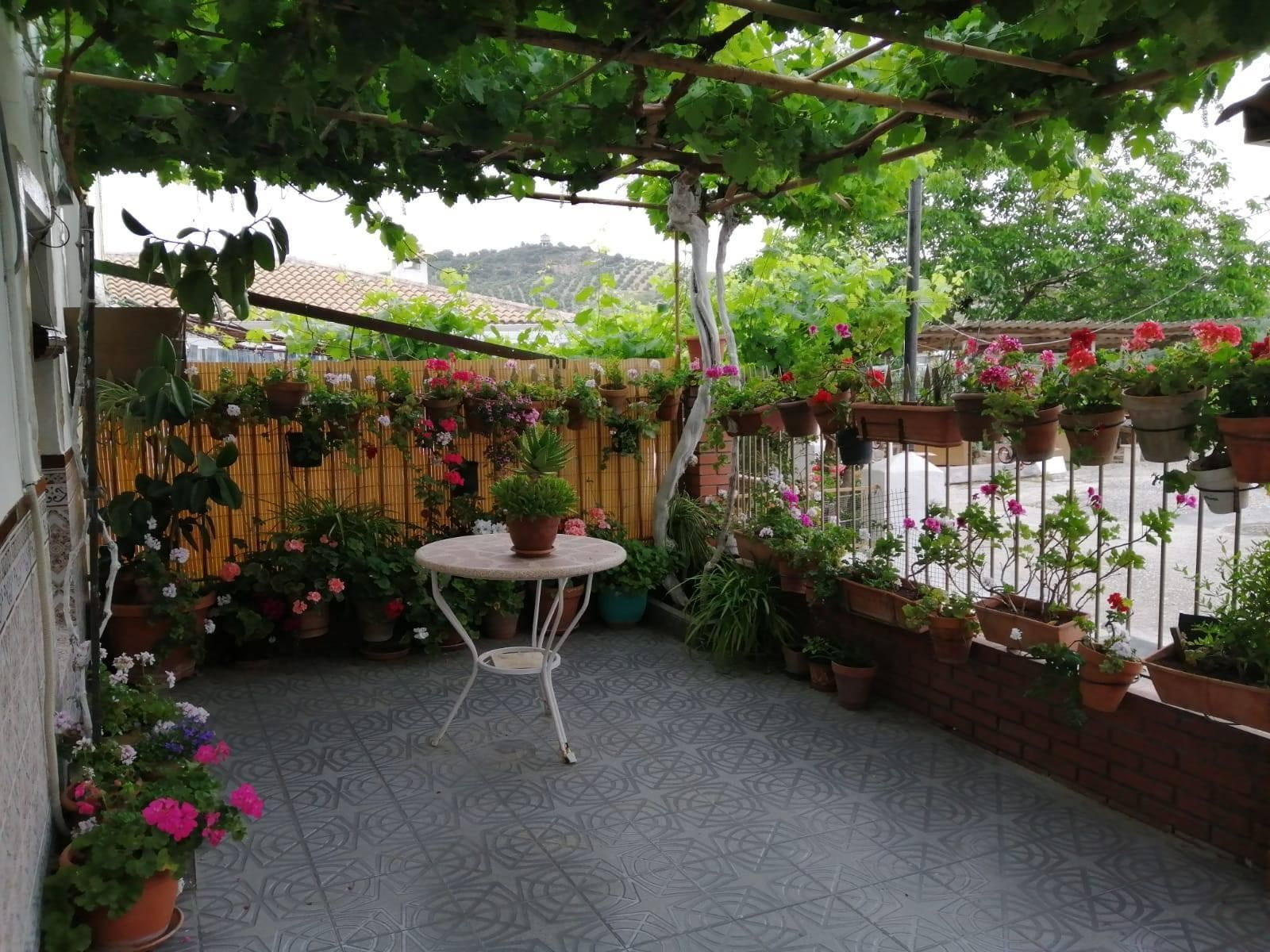 Fotografías de cómo lucen los patios, balcones y rejas de Iznájar.