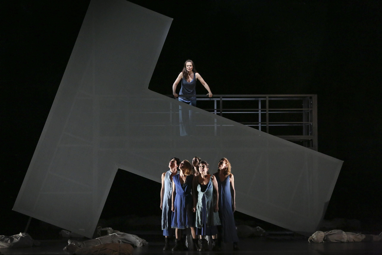 Representación de 'Troyanas', ayer, en el Teatro Cervantes.