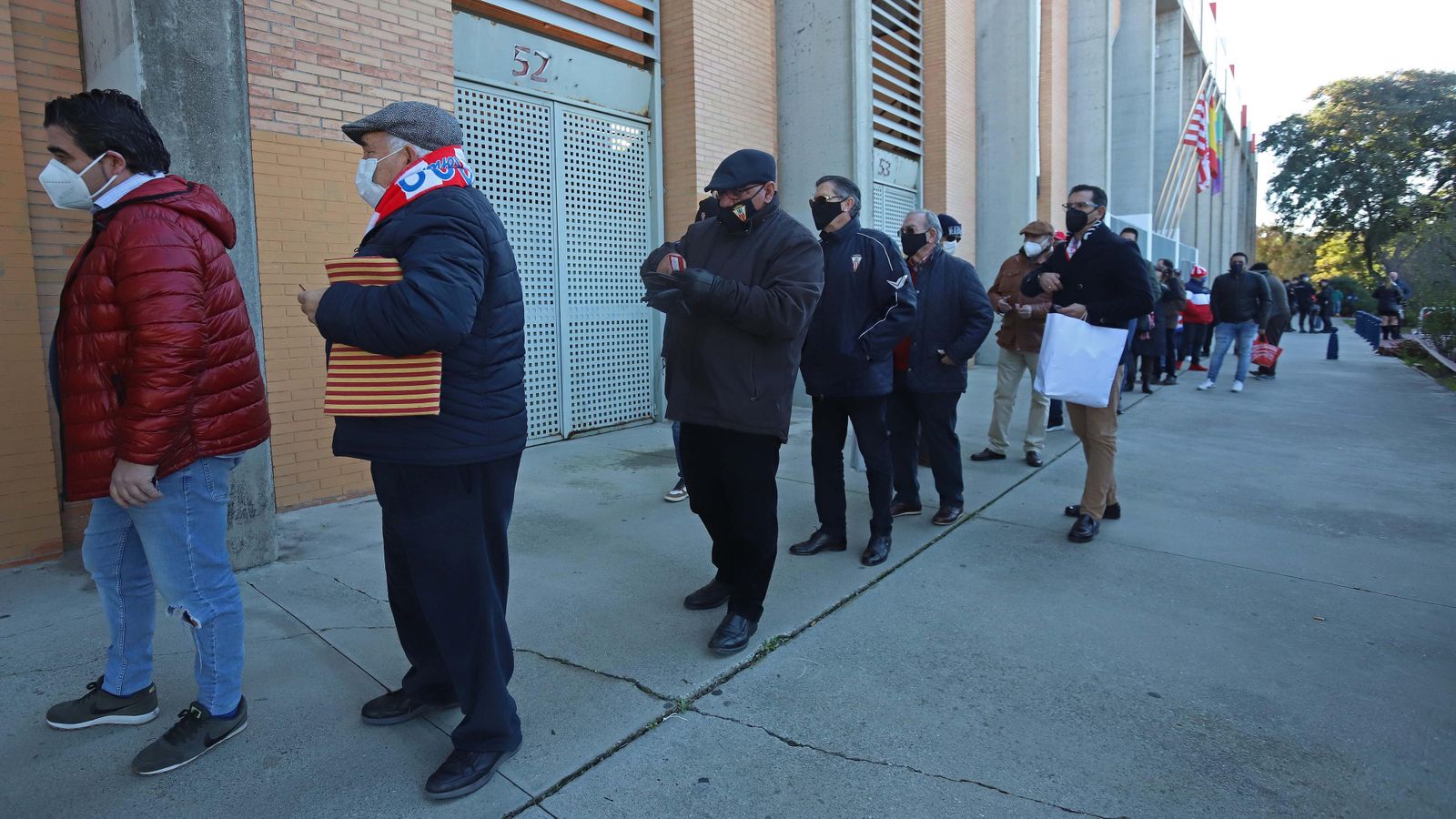 Aficionados del Algeciras hacen cola juntos a varias puertas del Mirador.