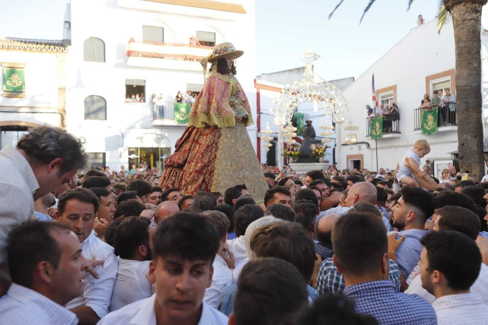 Traslado: las primeras imágenes de la Virgen del Rocío por las calles de Almonte