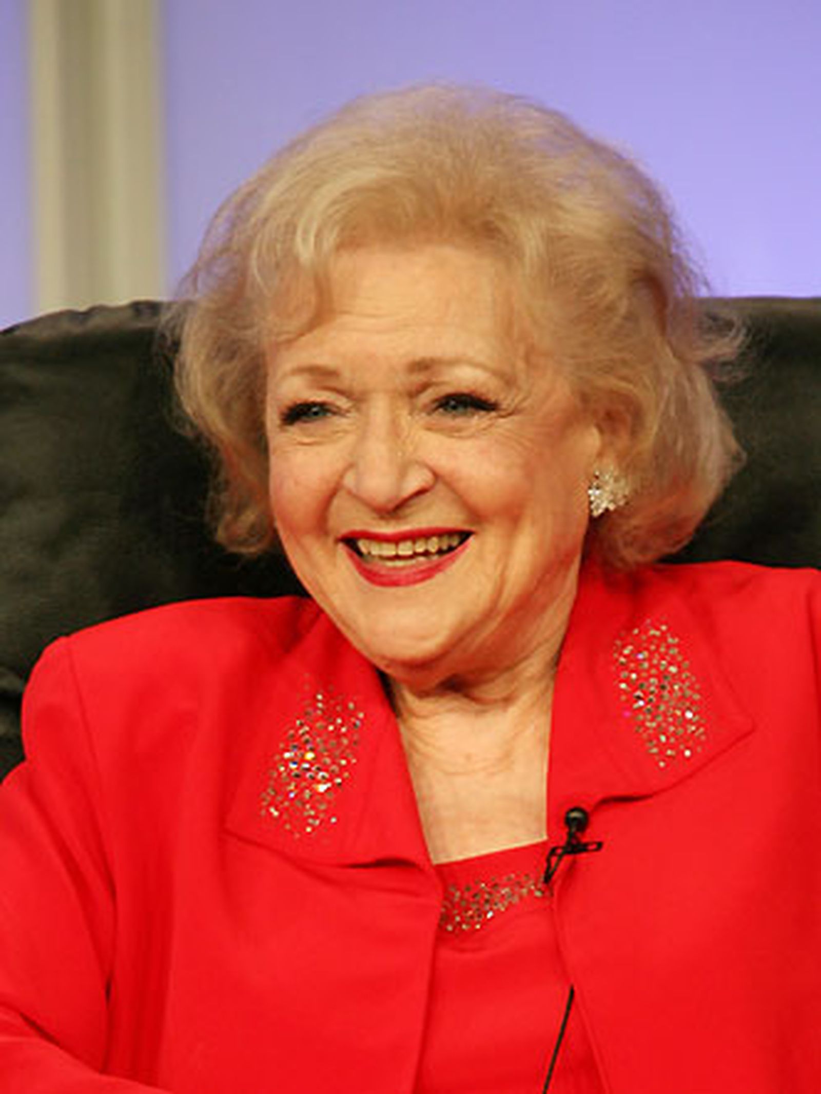 Miles de seguidores piden que Betty White presente los Oscar