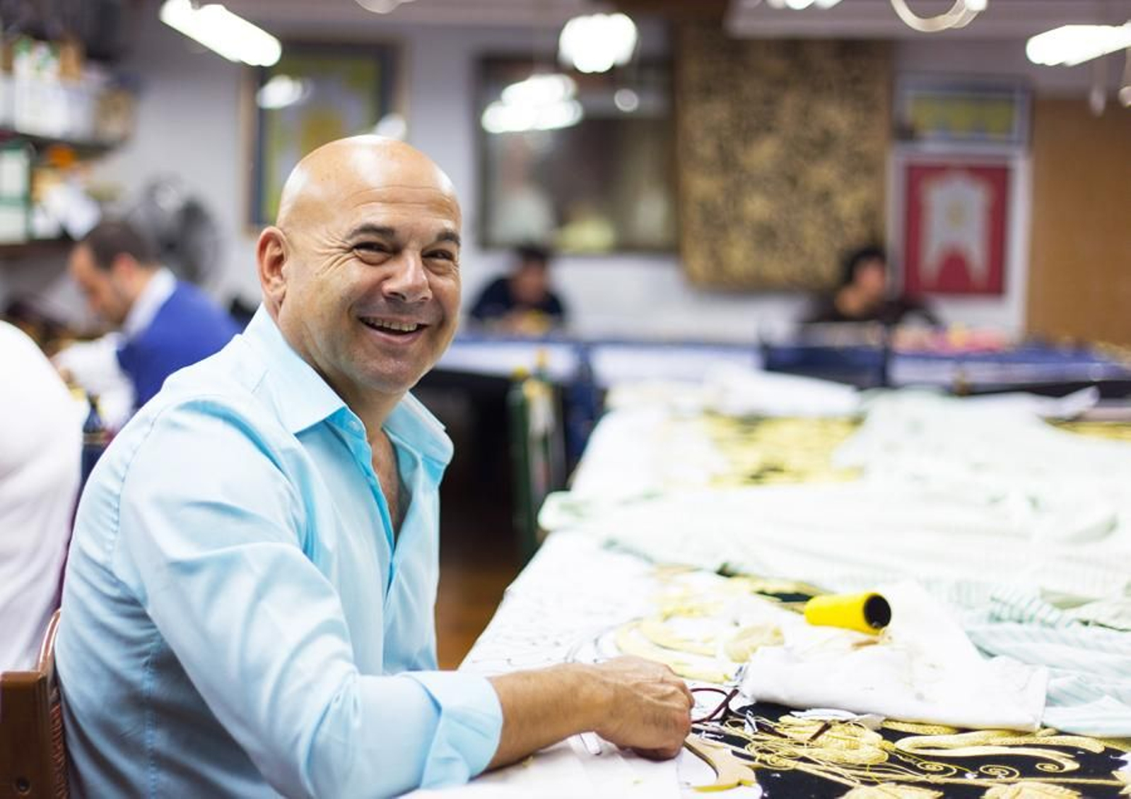 Francisco Carrera Iglesias, Paquili, en su taller de bordados.