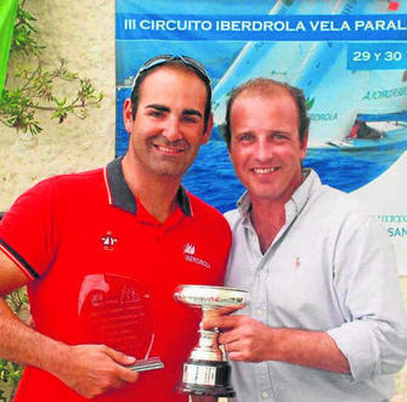 Antonio Maestre, campeón en la Bahía, acompañado por Enrique López-Bosch.