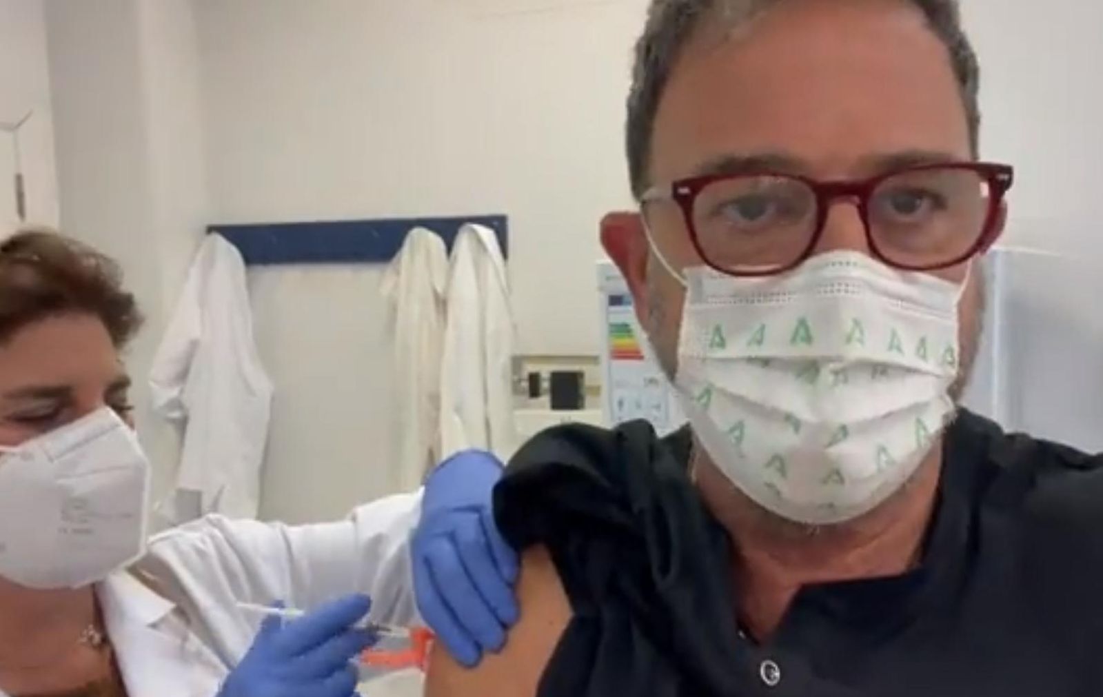 El delegado de Salud en Málaga se vacuna contra la Covid