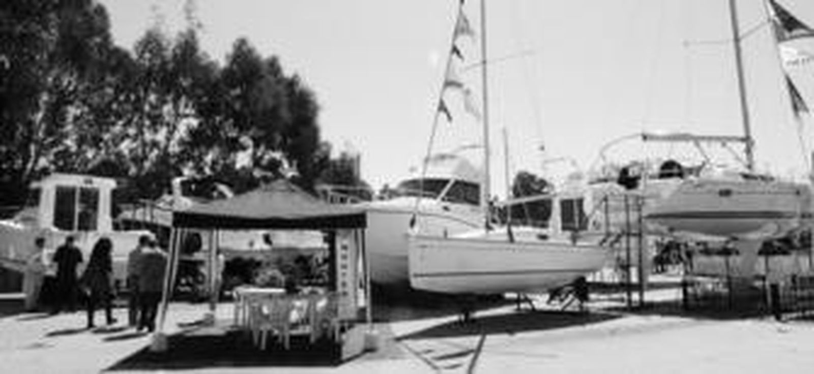 Algunos de los barcos más grandes en exposición y venta en la Feria Náutica de Puerto Gelves, inaugurada ayer.