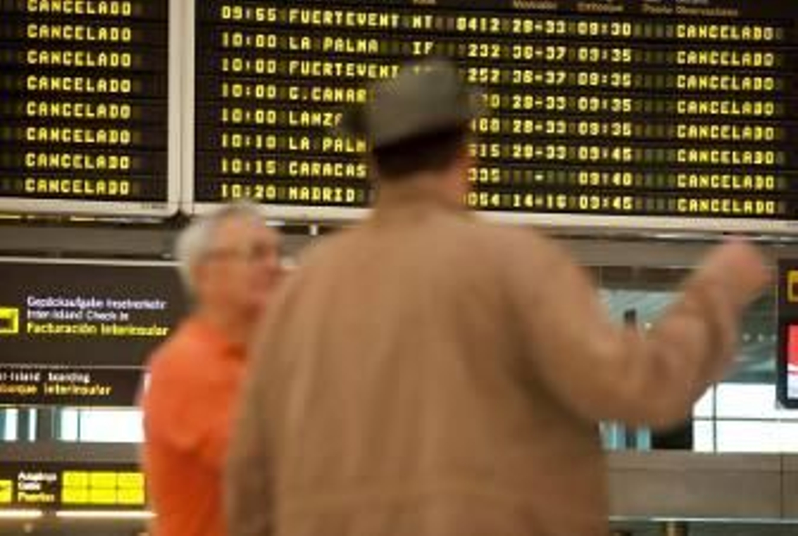 La nube volcánica obliga a cerrar el aeropuerto