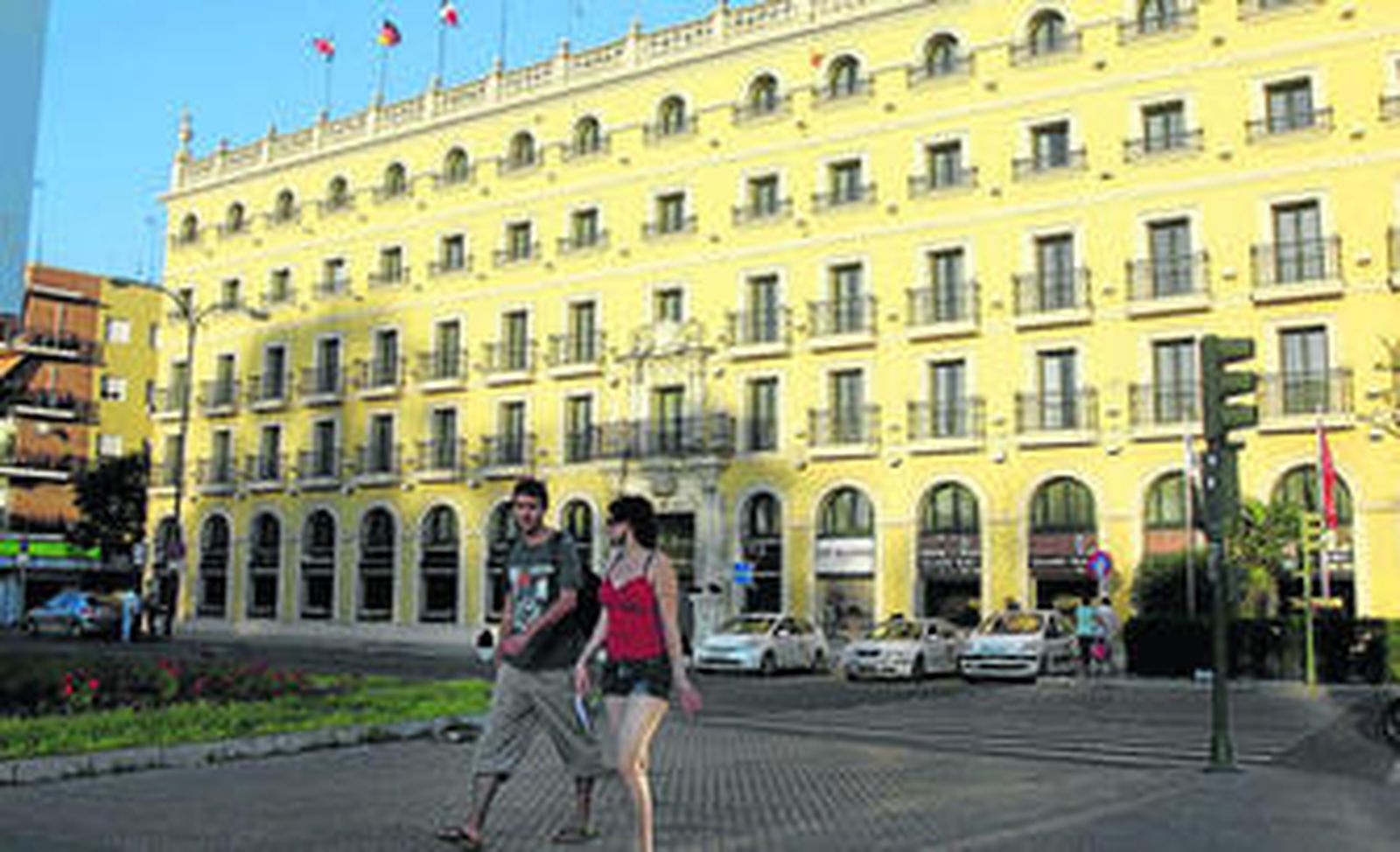 Dos jóvenes pasan ante el Hotel Macarena, en cuya torre de refrigeración se halló el foco de contagio.