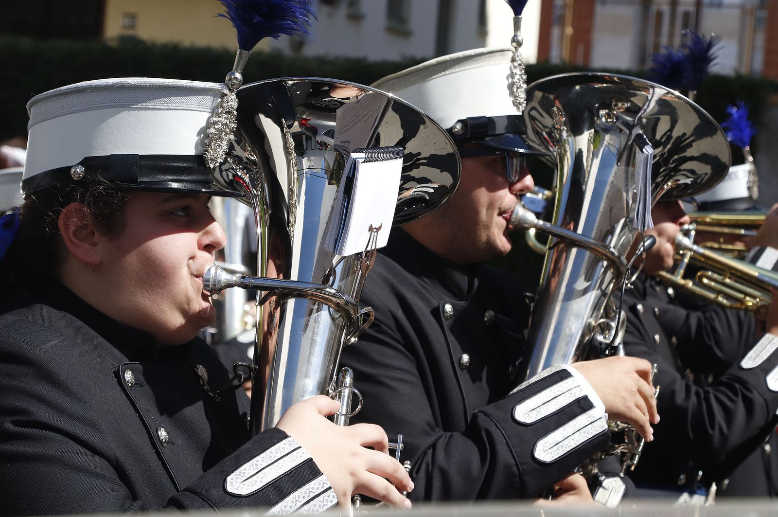 Imágenes del recorrido de la Hermandad de la Redención por las calles de Huelva