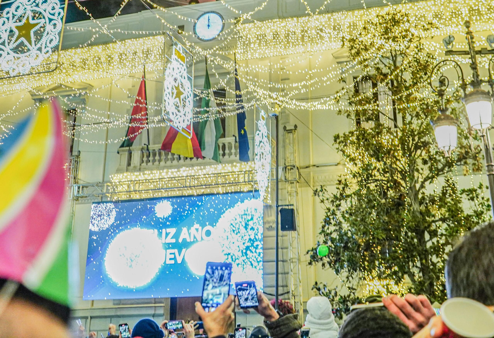 Así se vivieron las campanadas en la Plaza del Carmen de Granada: uvas y fiesta para recibir a 2024