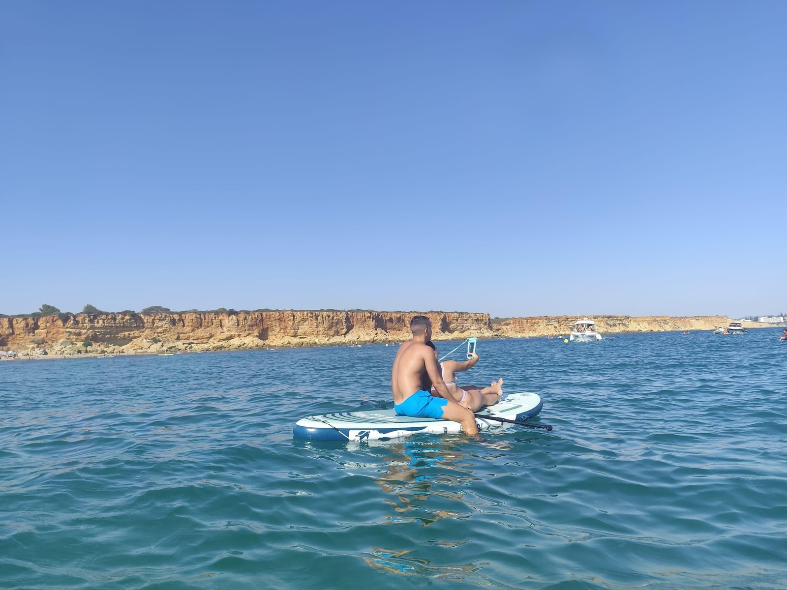 Una tarde de Paddle Surf bordeando los acantilados de Conil Una tarde de Paddle Surf bordeando los acantilados de Conil