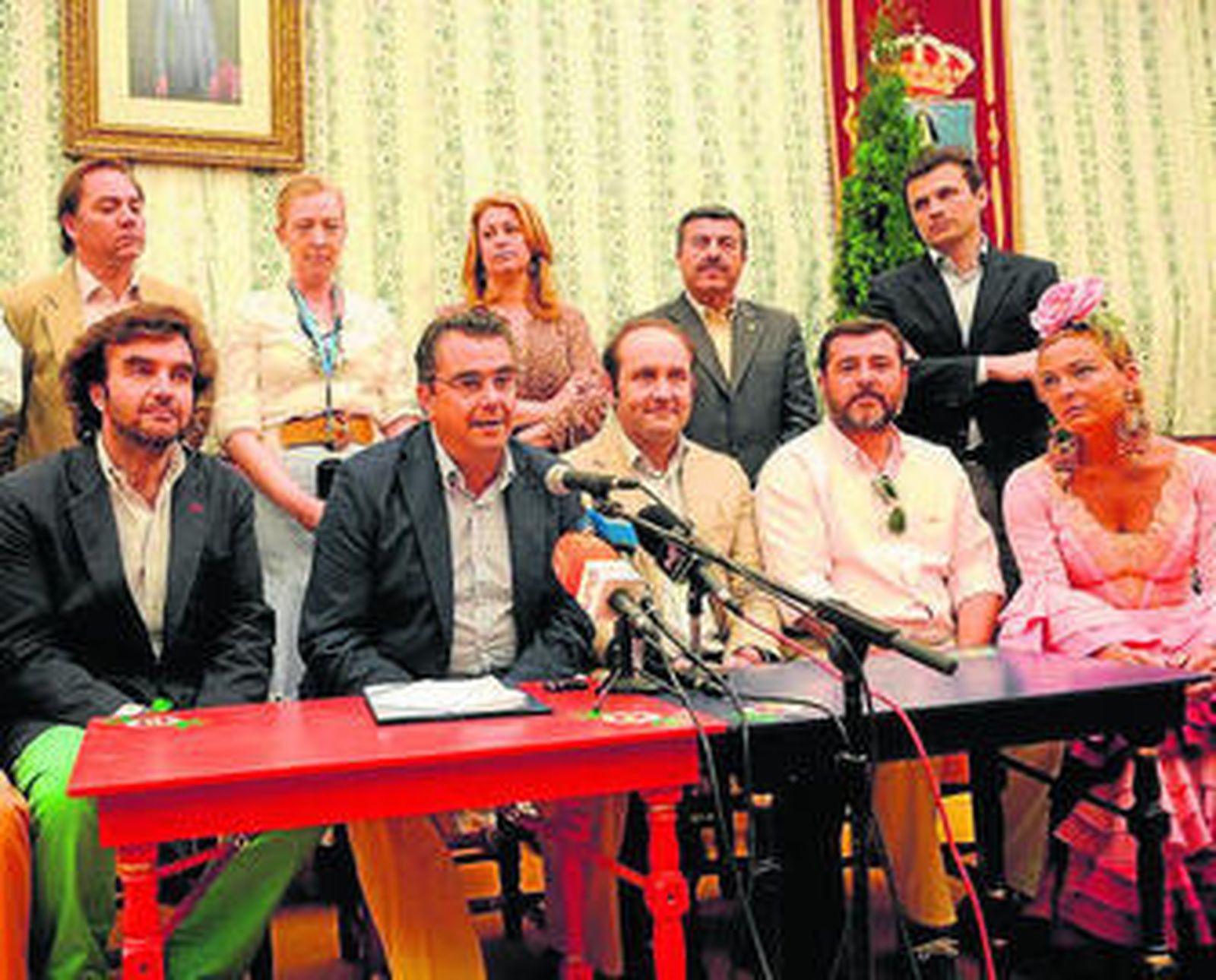 Ediles de El Puerto y Cádiz, en la Caseta Municipal.