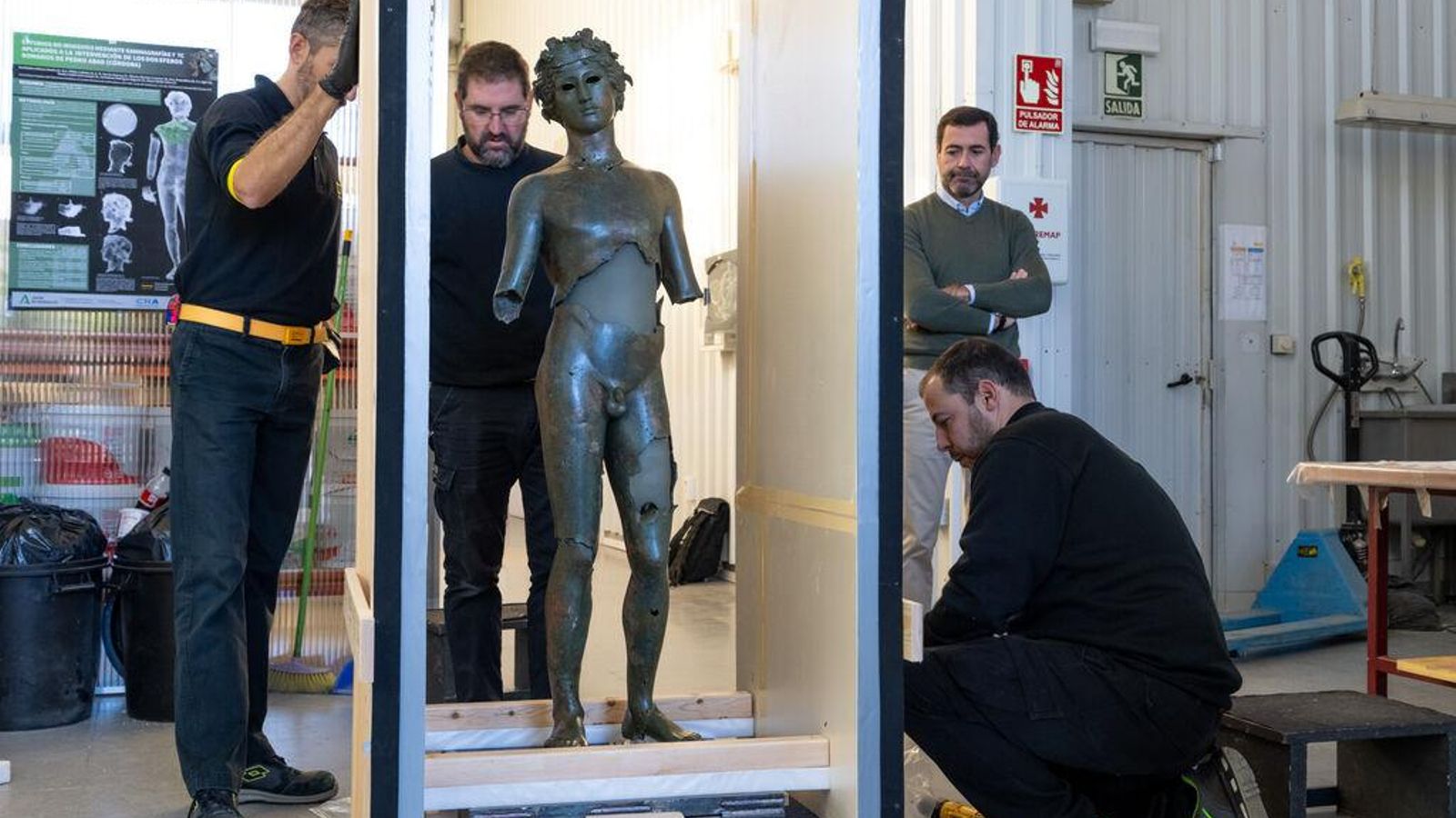 Imagen de archivo de la preparación de uno de los efebos para su traslado al Museo Reina Sofía. Imagen de archivo de la preparación de uno de los efebos para su traslado al Museo Reina Sofía.
