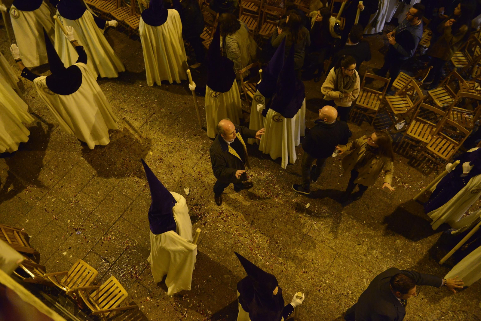 Nazarenos de la Macarena durante los incidentes de la Madrugada