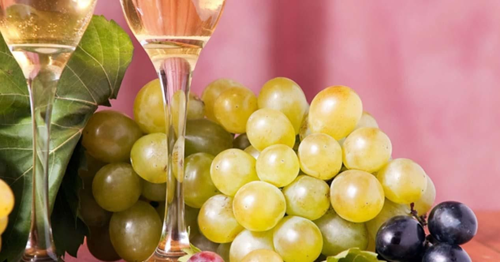 La tradición por excelencia es la de comer las 12 uvas con las campanadas.