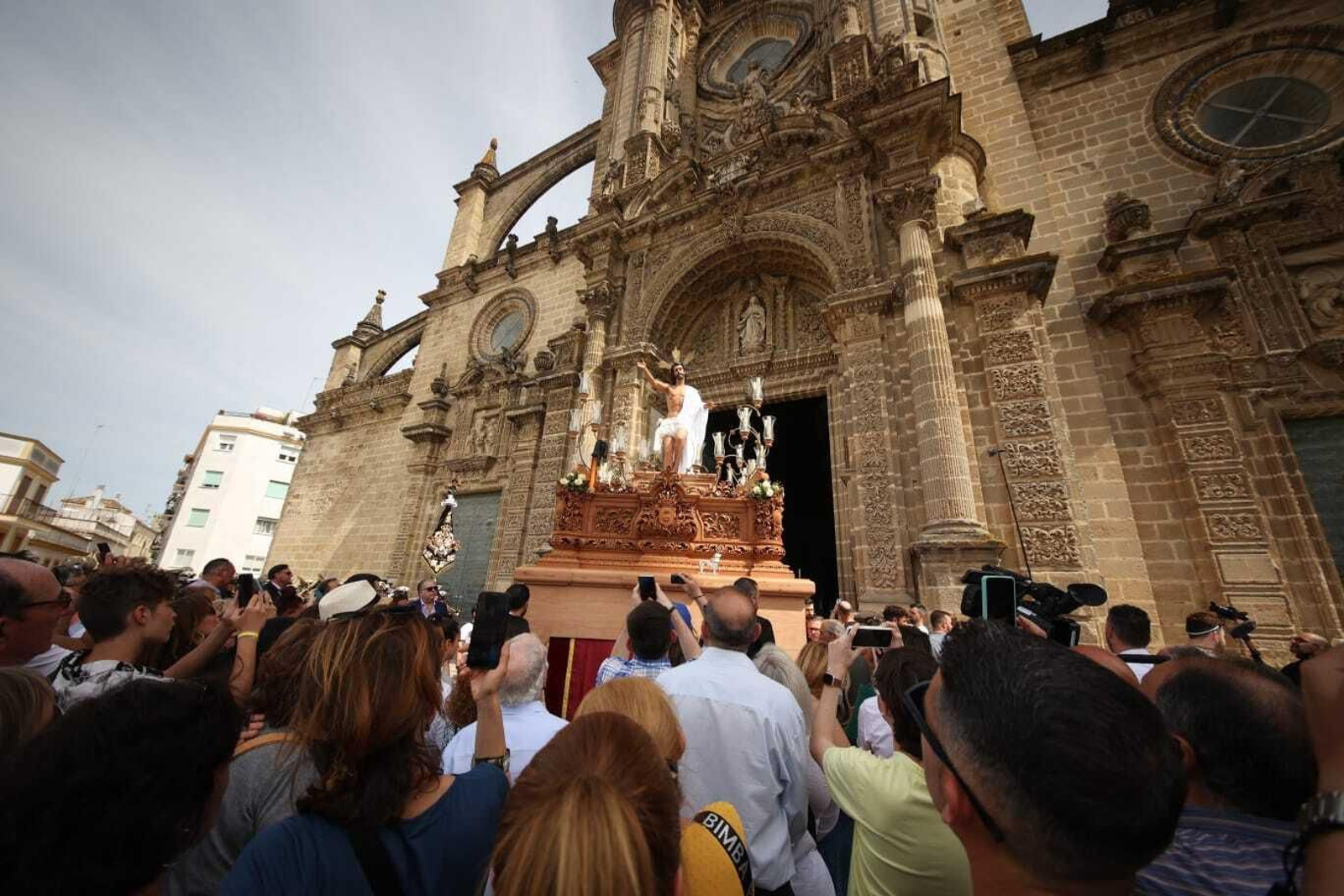 Las imágenes de la salida procesional de la hermandad del Resucitado.