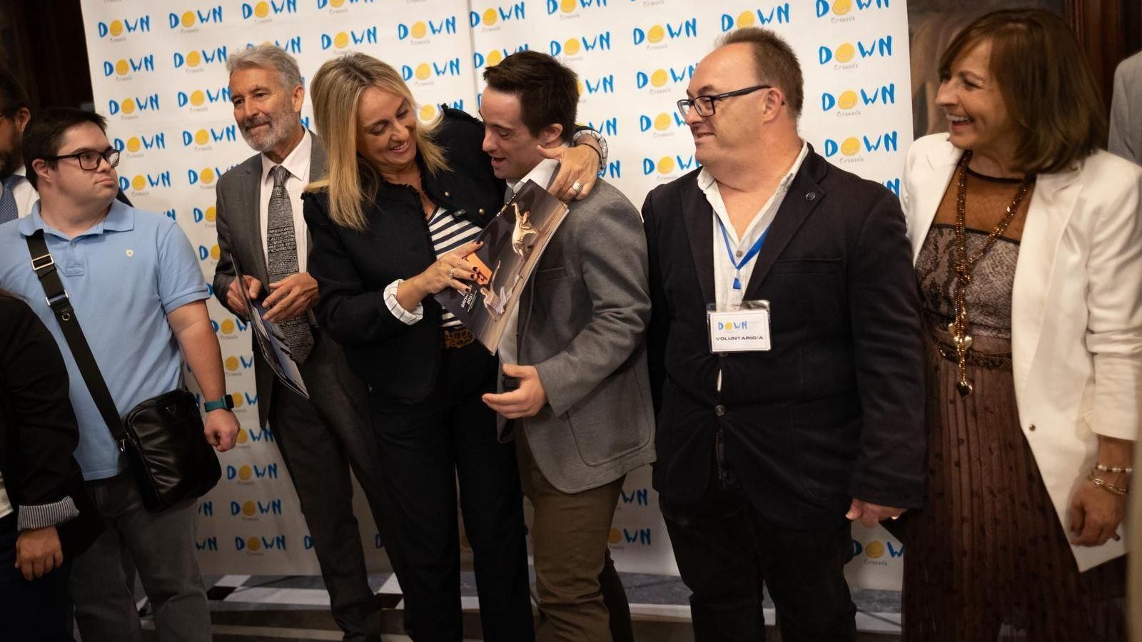 La alcaldesa de Granada, Marifrán Carazo, acompaña a GranaDown en la presentación de su calendario 2026