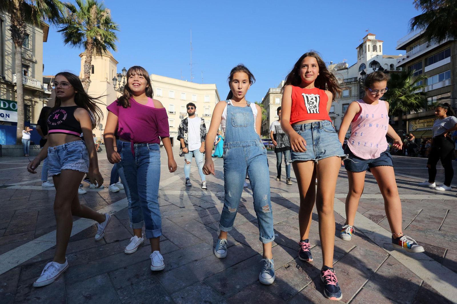 Miembros de la Asociación juvenil Carabela y Francisco Navarro Lara, promotor del concierto 'Hollywood Sinfónico', realizan un 'flashmob' urbano.
