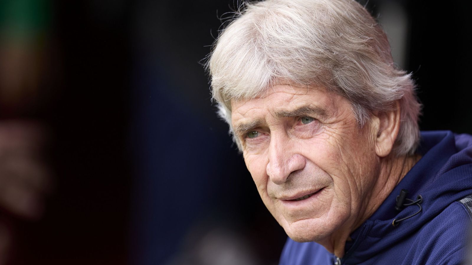 Manuel Pellegrini, concentrado, antes del inicio del encuentro disputado en El Sadar.