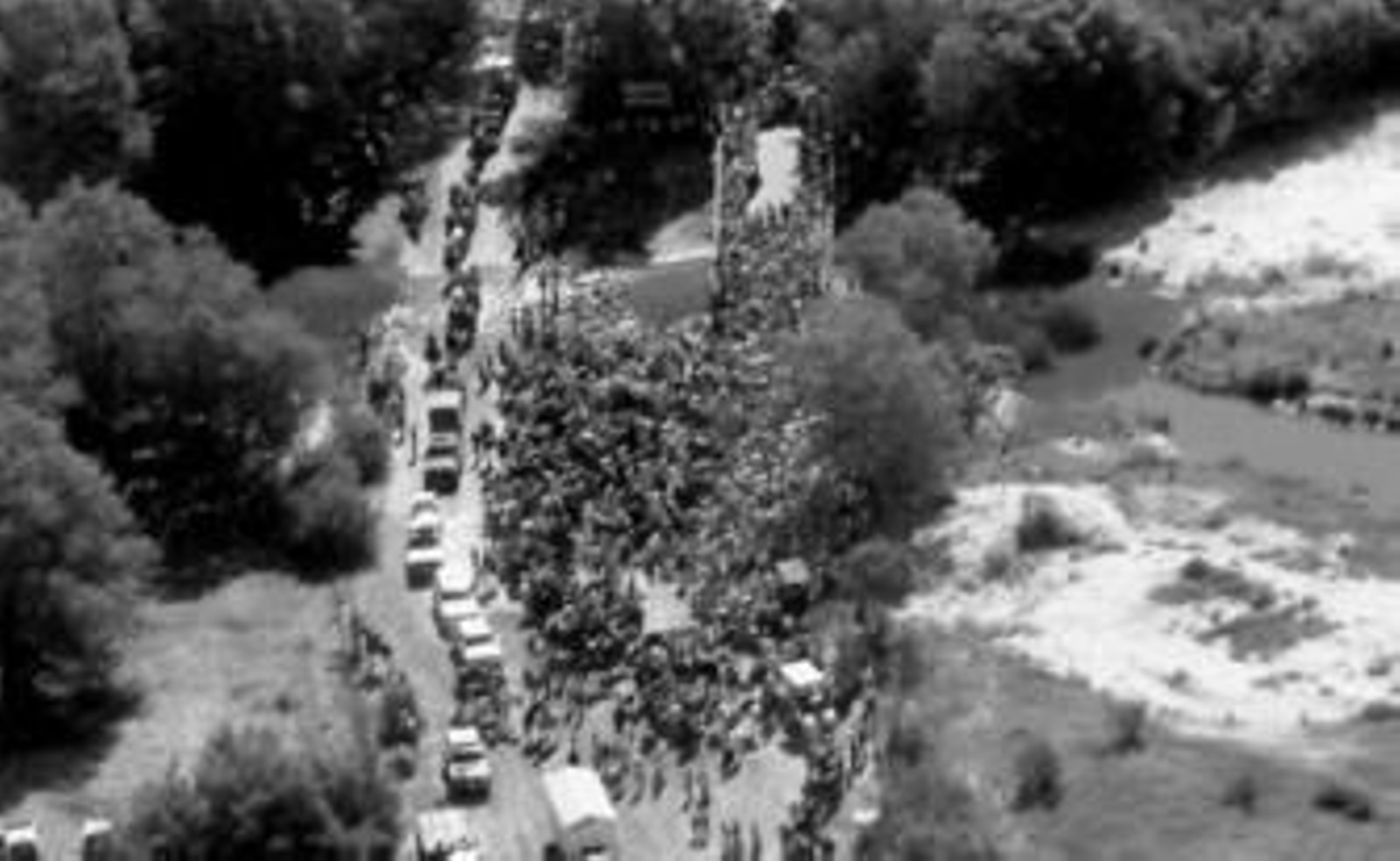 Una hermandad filial a su paso por el puente del Ajolí antes de llegar a El Rocío.