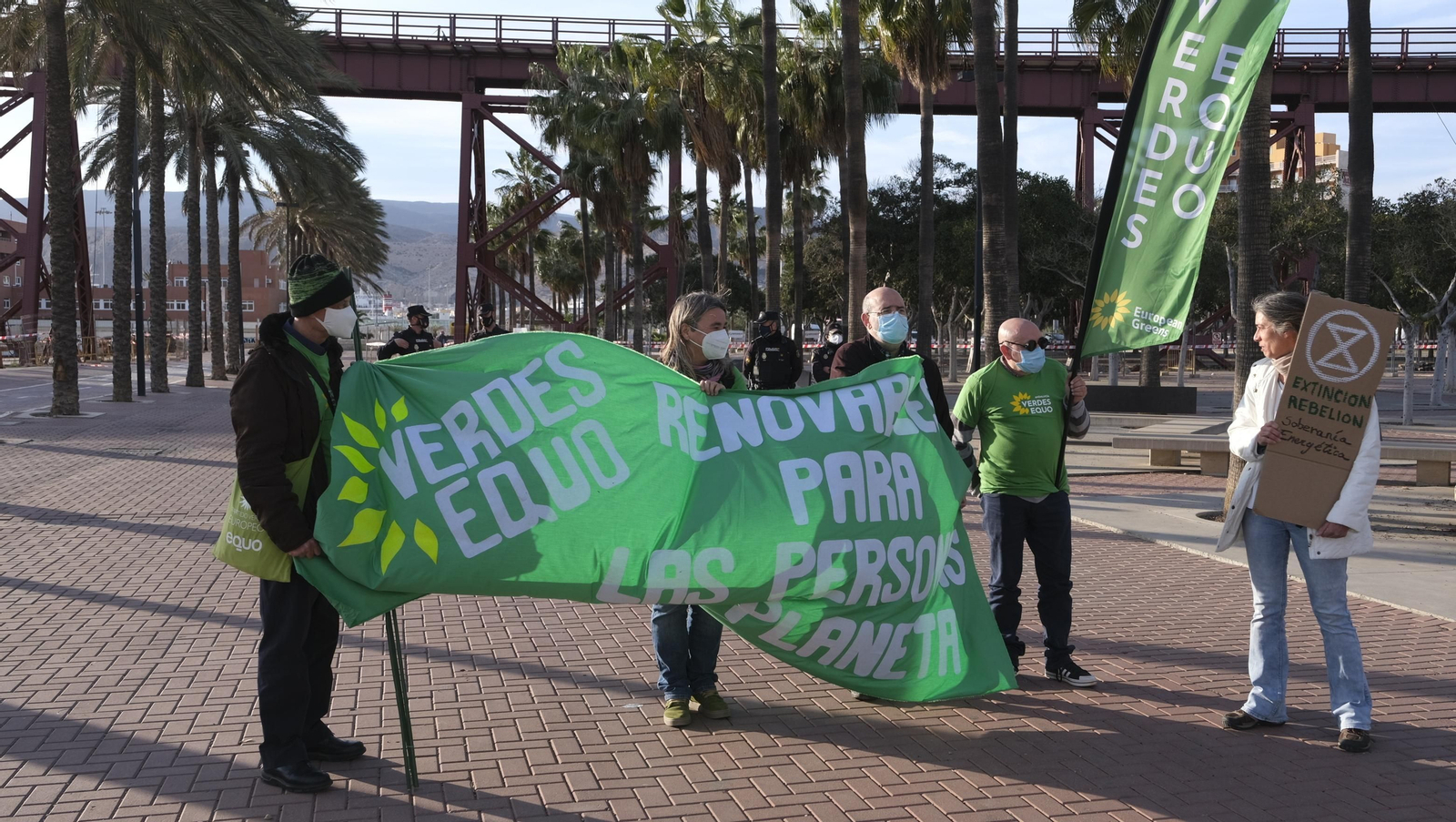 Fotogalería manifestación a favor de energías renovables ordenadas. Almería