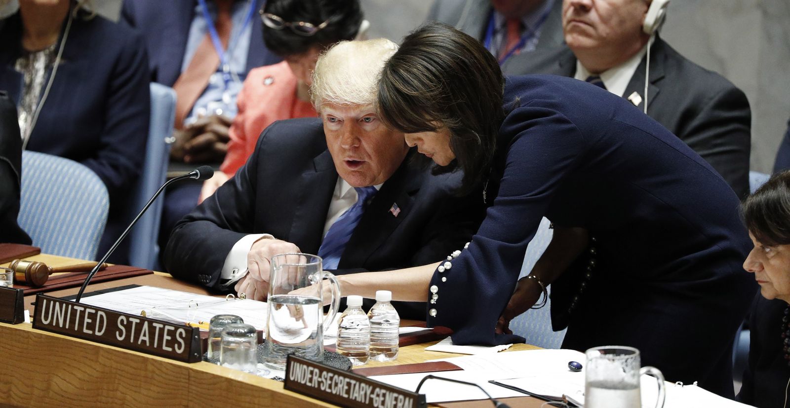 Donald Trump habla con una asesora durante el Pleno de la Asamblea a de la ONU.