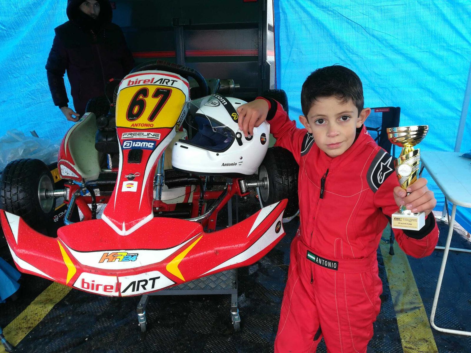 Antonio Rivera, con el trofeo de tercer clasificado en el Andaluz de Villafranca.