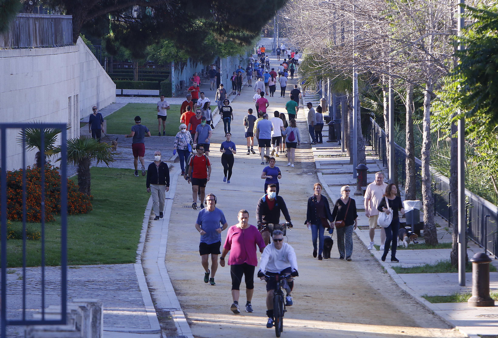 Personas hacen deporte, clave para controlar la fatiga pandémica.