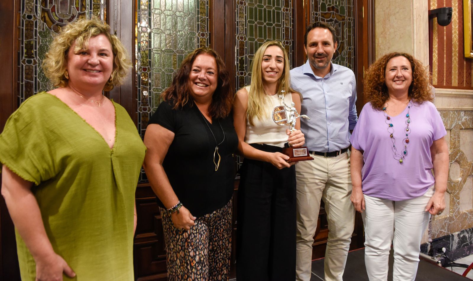 El alcalde recibe a Olga Carmona