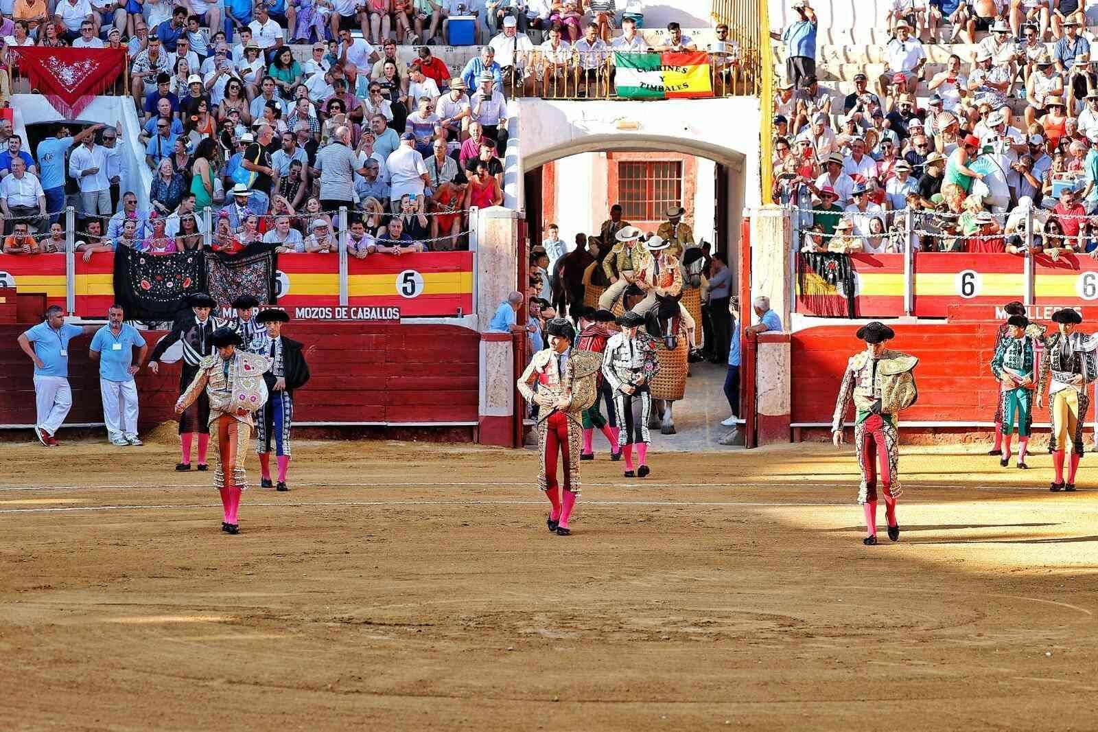 Paseíllo en la plaza de Toros de Almería