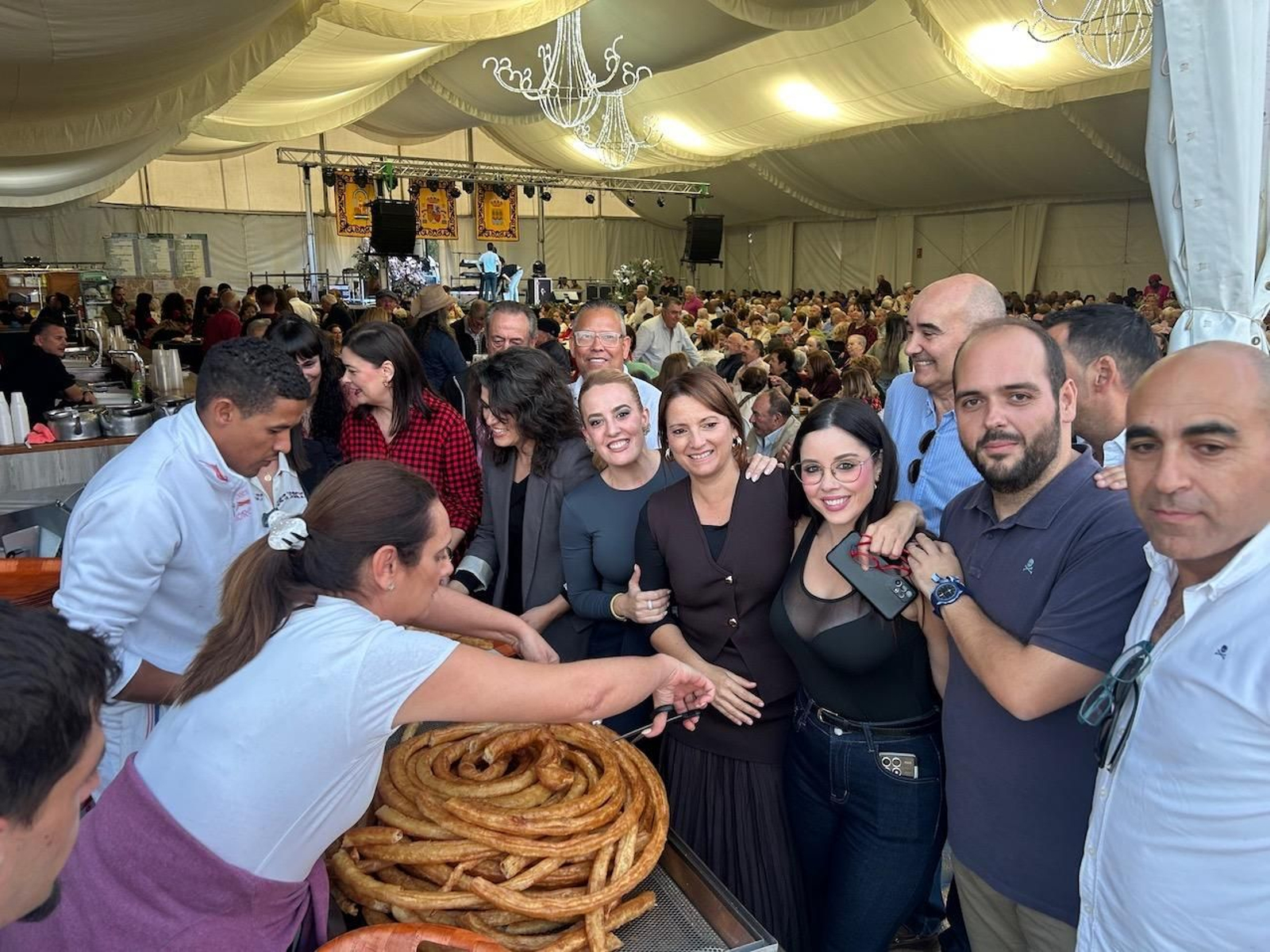 La tradicional merienda de churros con chocolate que repartieron los miembros del equipo de gobierno.jpg