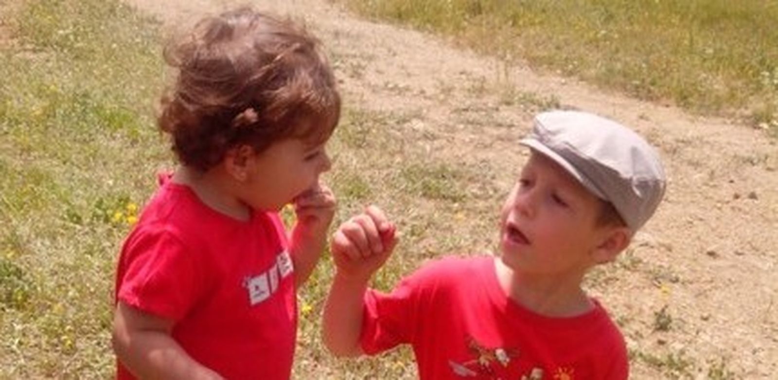 Dos niños juegan en un paraje de la Subbética.