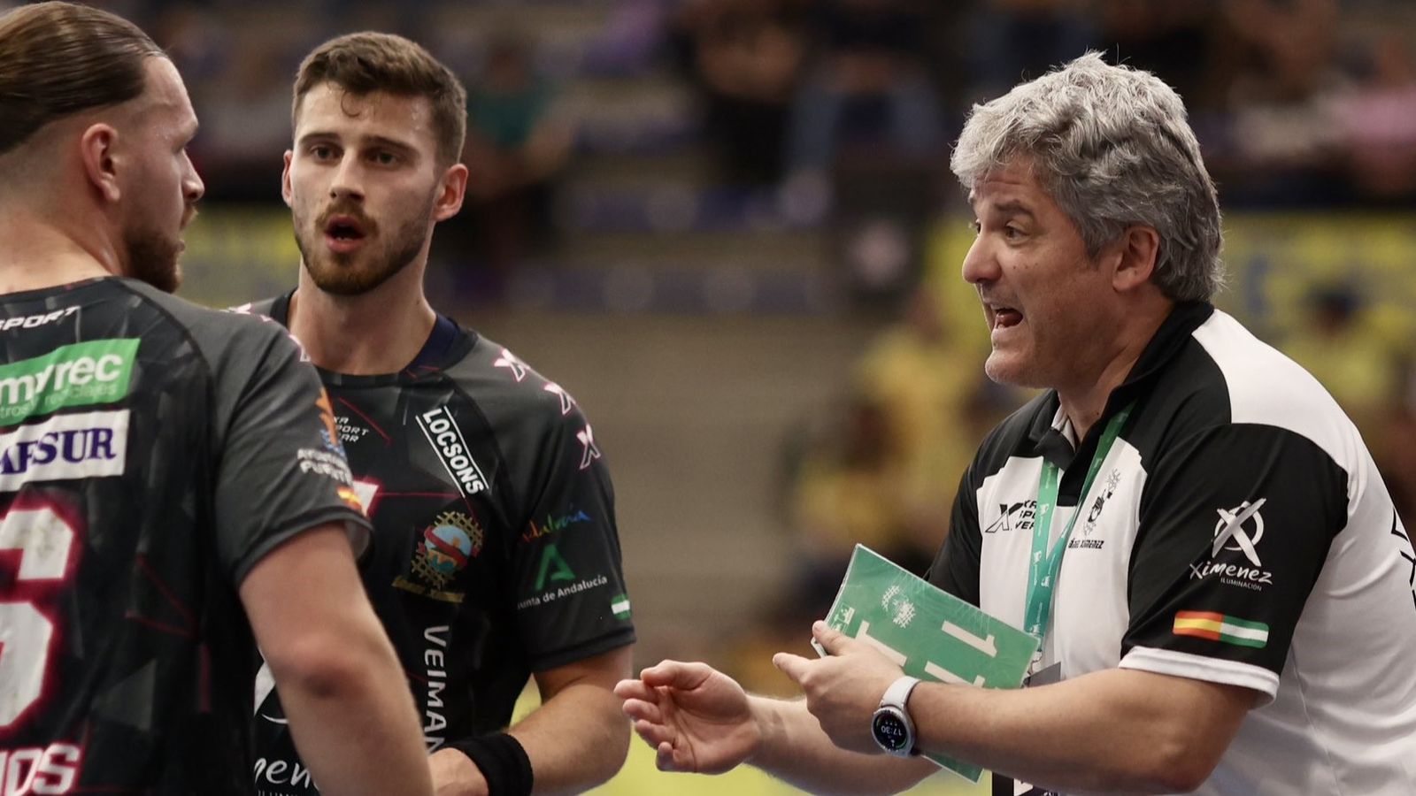 Paco Bustos da instrucciones a sus jugadores en el Villa de Aranda - Ángel Ximénez.