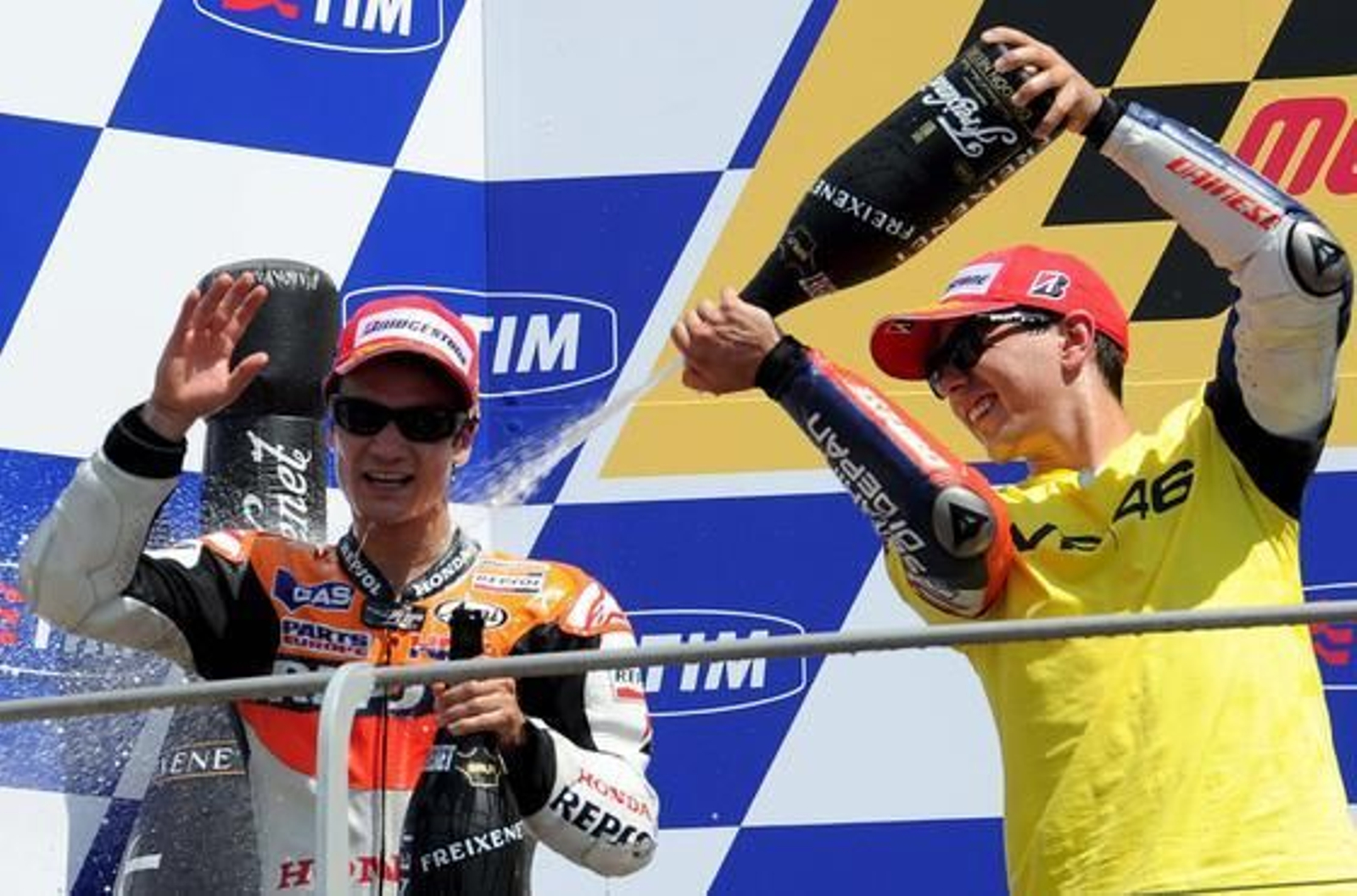 Lorenzo echa champán a Pedrosa tras la entrega de premios de MotoGP.

Foto: Reuters