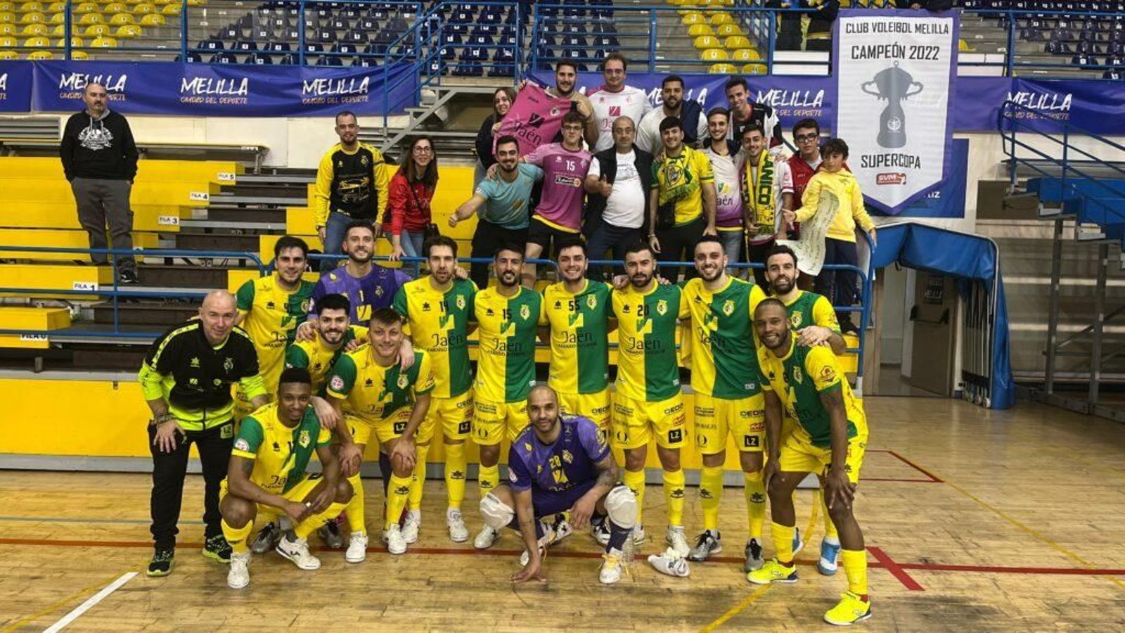 El plantel jiennense con la Marea Amarilla presente en el Pabellón Javier Imbroda.