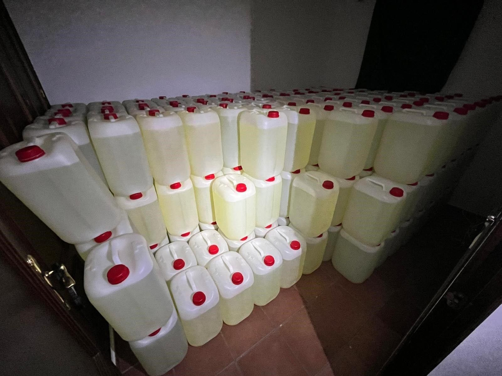 Seis detenidos con 8.250 litros de combustible para narcolanchas en Chiclana Seis detenidos con 8.250 litros de combustible para narcolanchas en Chiclana