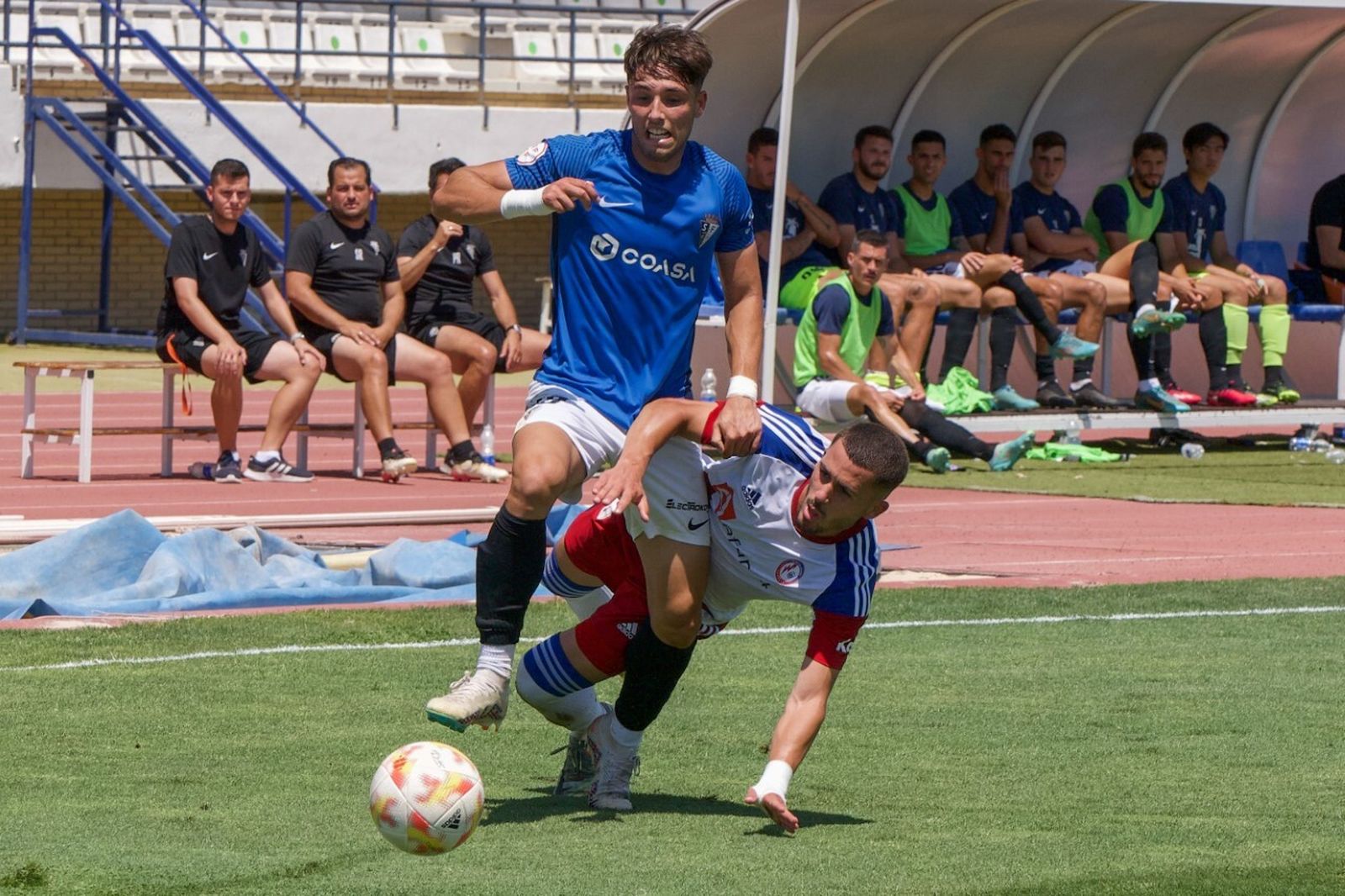 Lanchi trata de salvar la entrada de un rival para marcharse con el balón.