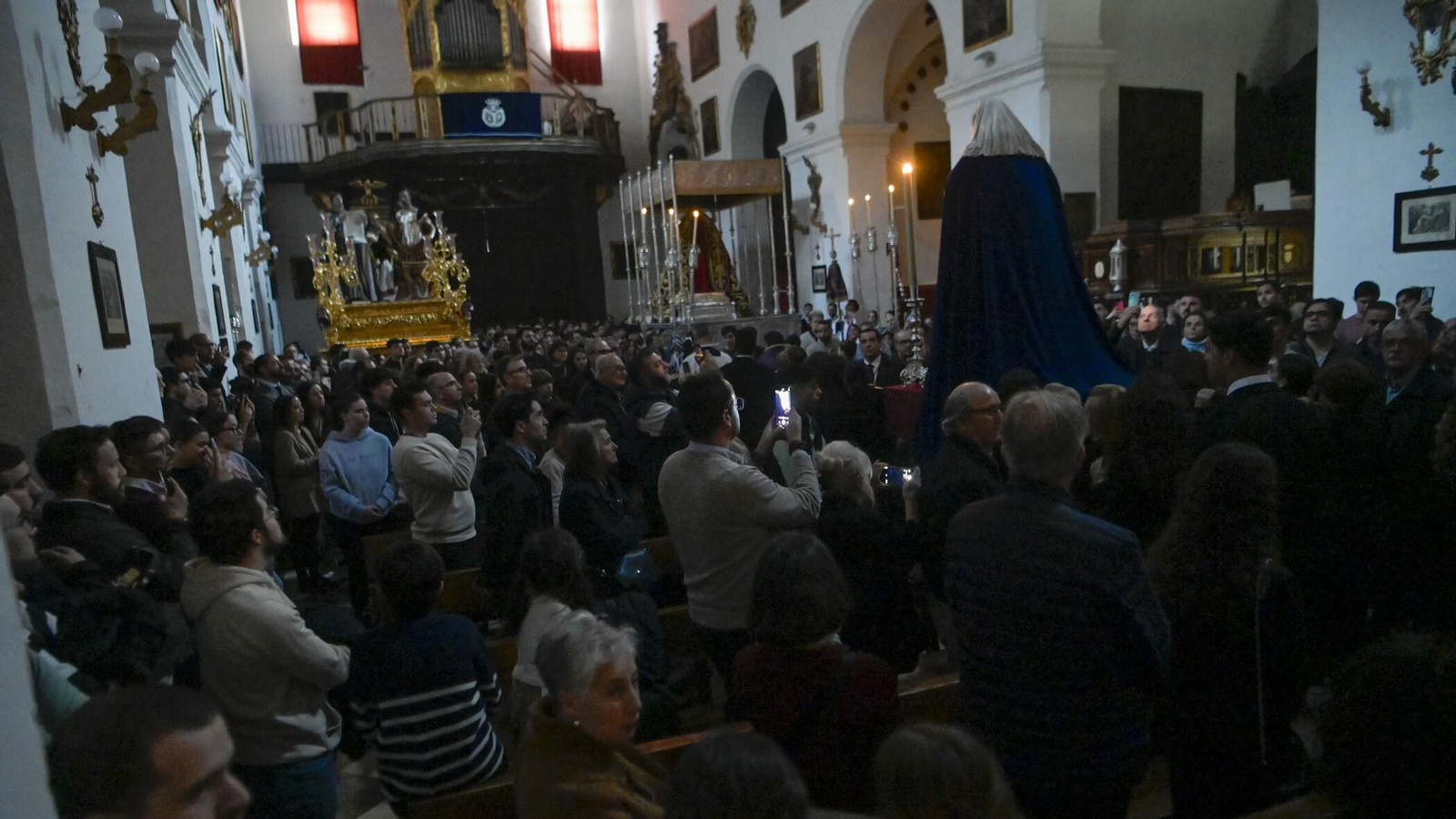 Multitudinario traslado de María Santísima de las Maravillas al paso de palio