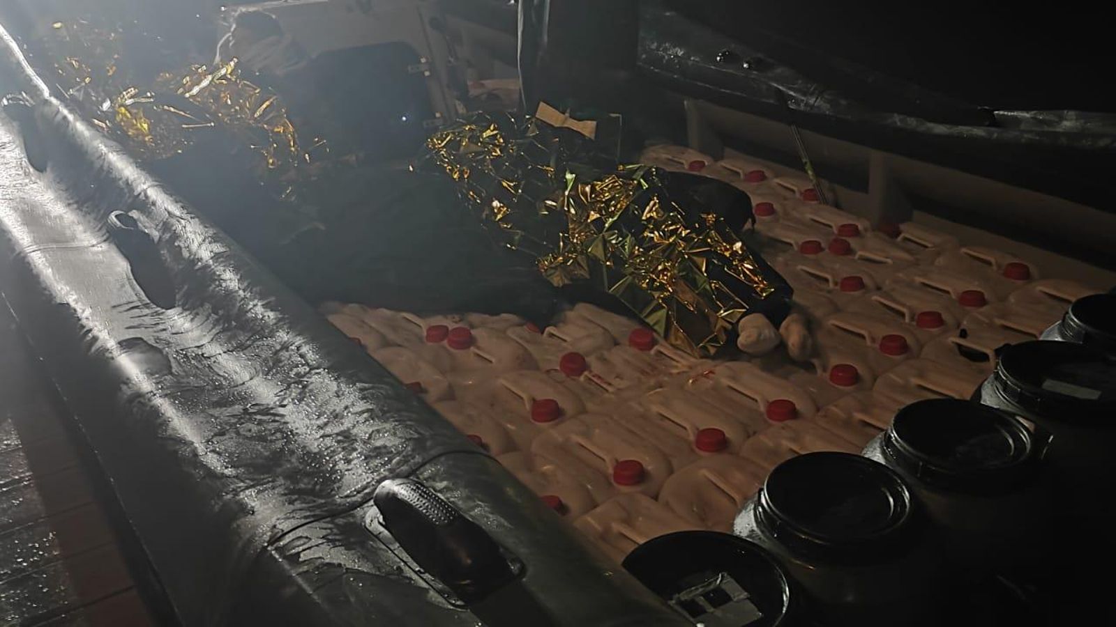 Interior de la narcolancha con los heridos en su interior a su llegada a Sancti Petri.