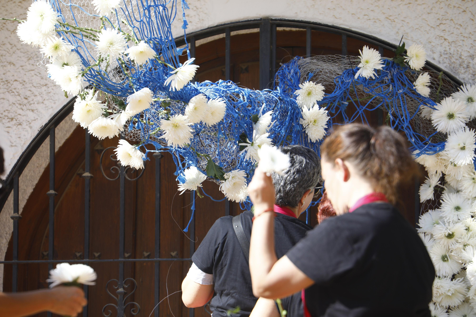 La Guerrilla de flores de Flora inunda el Paseo de la Victoria, en imágenes