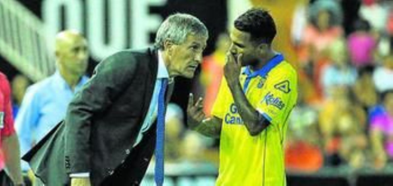 El jugador amarillo El Zhar se lleva el balón en el partido ante el Valencia.