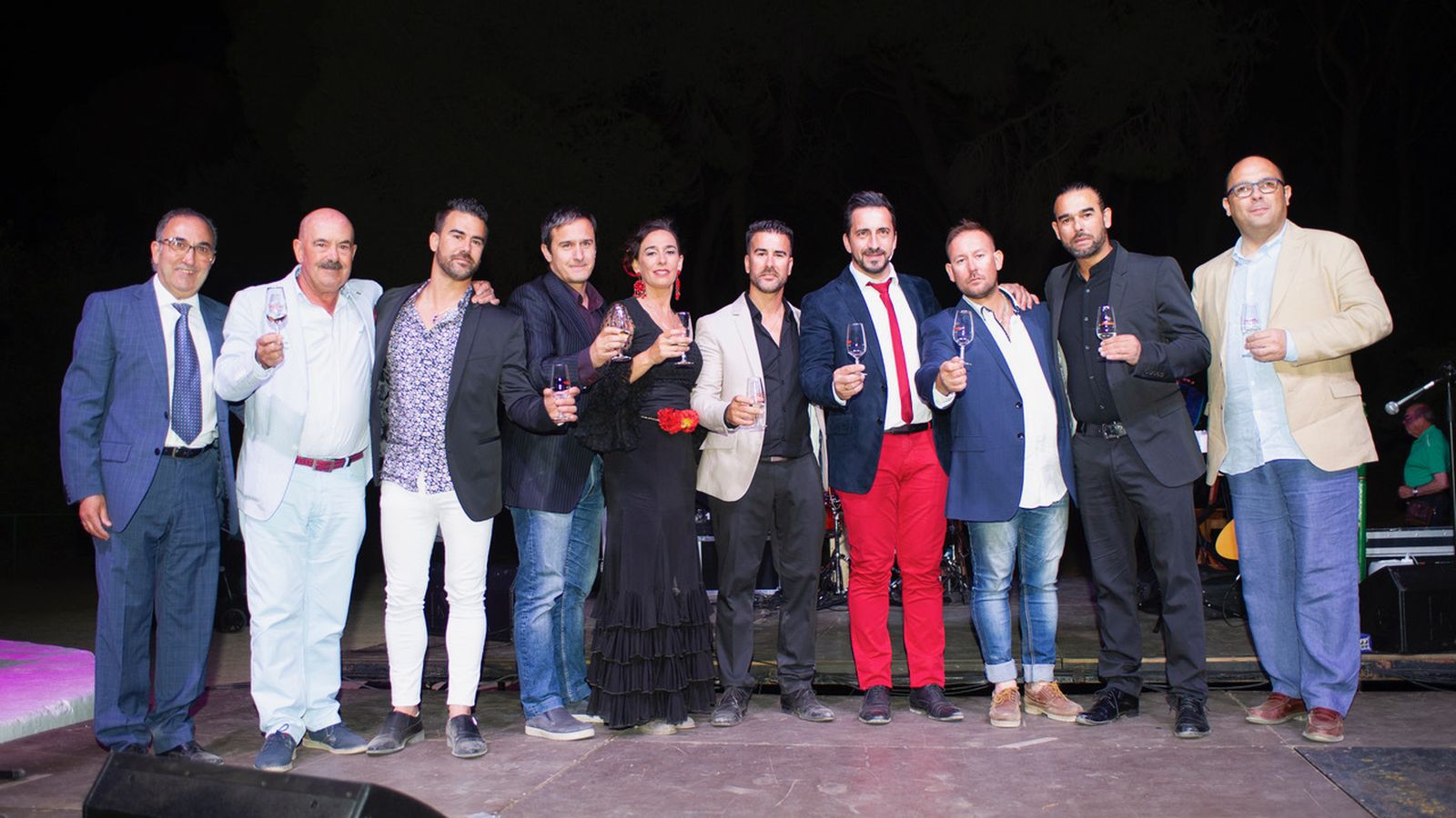 Integrantes de 5x5, y el concejal de Fiestas, junto al pregonero y la familia Campos Quintana