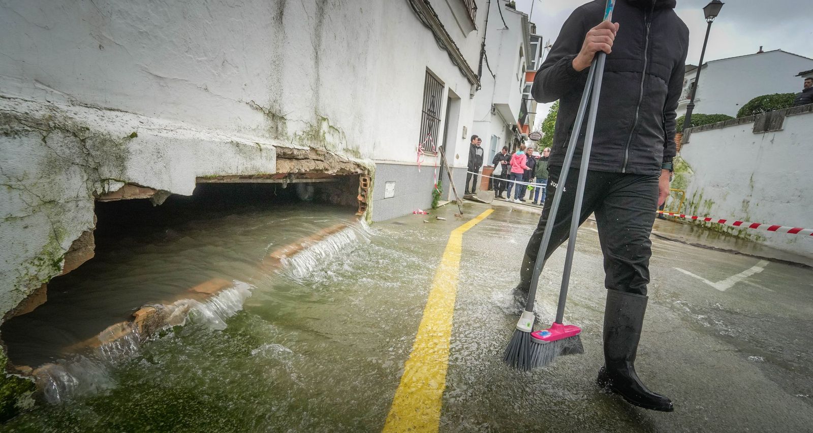Imágenes de los torrentes de agua por las calles de Ubrique