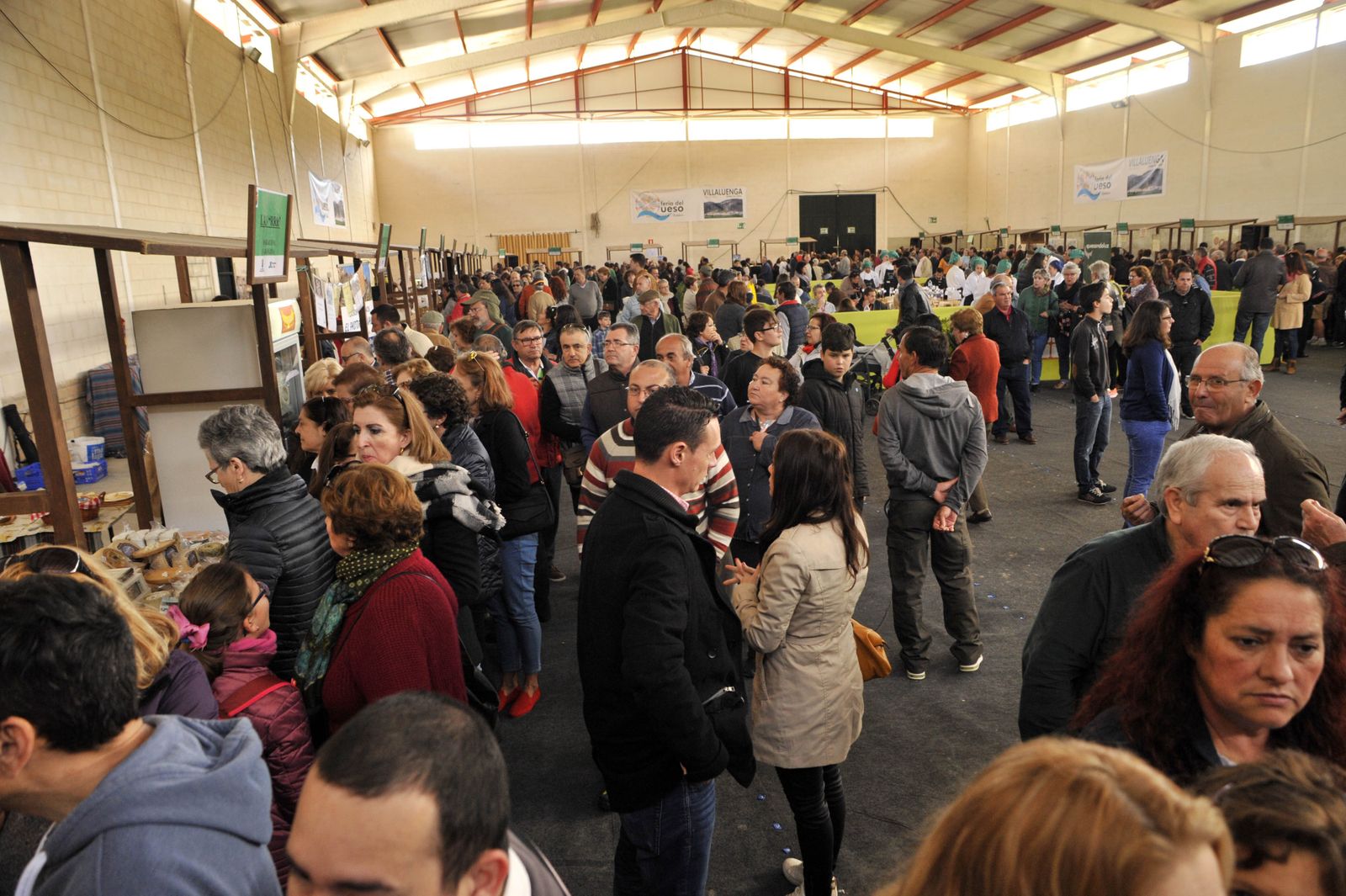 Miles de personas visitaron este fin de semana la novena edición de la Feria del Queso, que se celebra en Villaluenga.