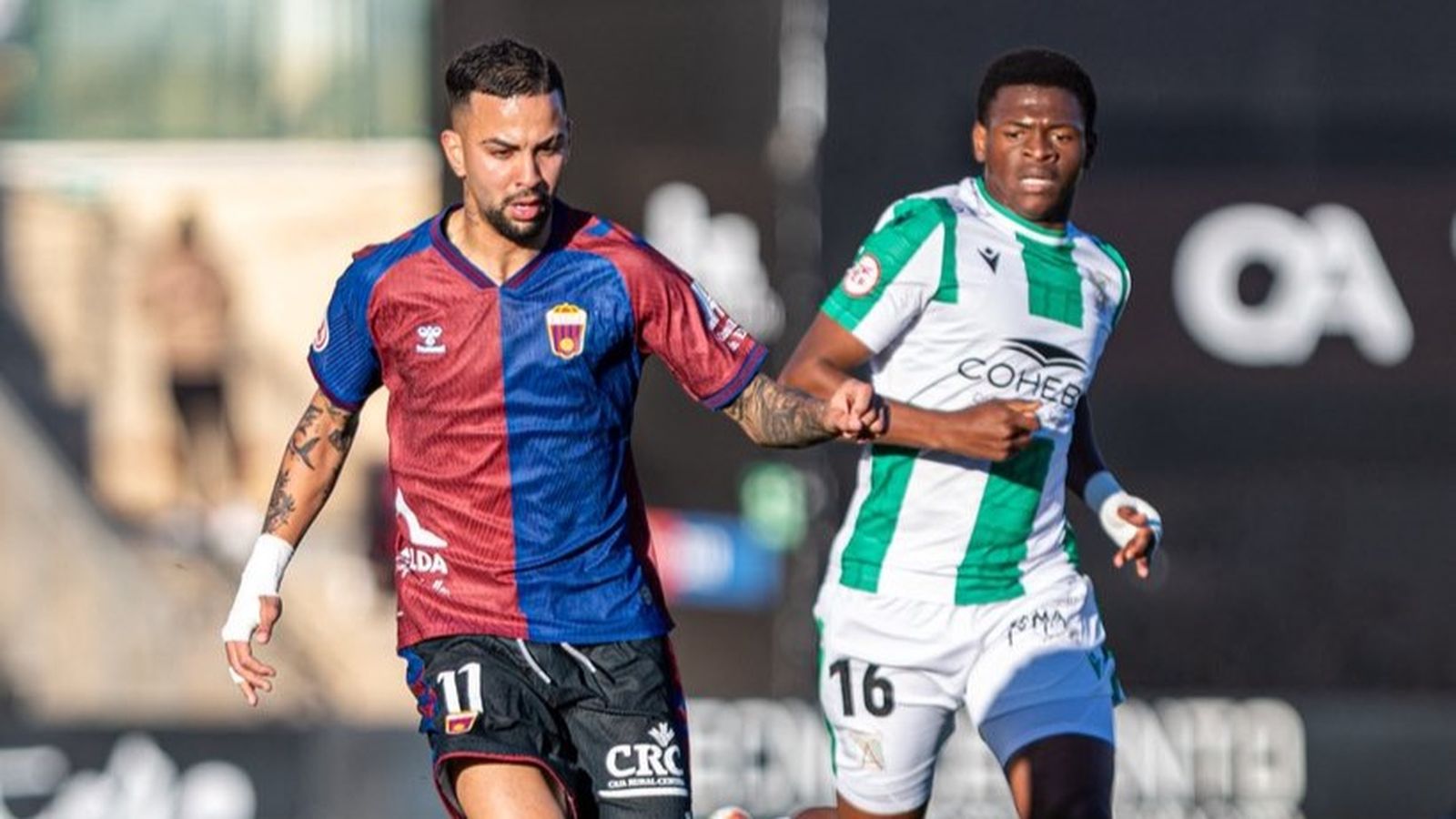 Ntji Tounkara, jugador del Córdoba CF cedido en el Atlético Sanluqueño, persigue a un jugador del Eldense.