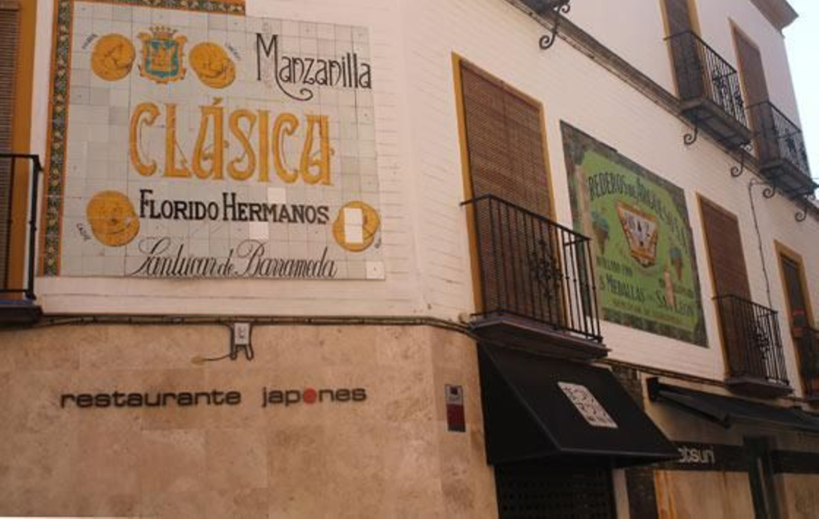 Plaza de Europa. Azulejos publicitarios en lafachada de la antigua taberna Las siete puertas.

Foto: Juan Carlos Vázquez