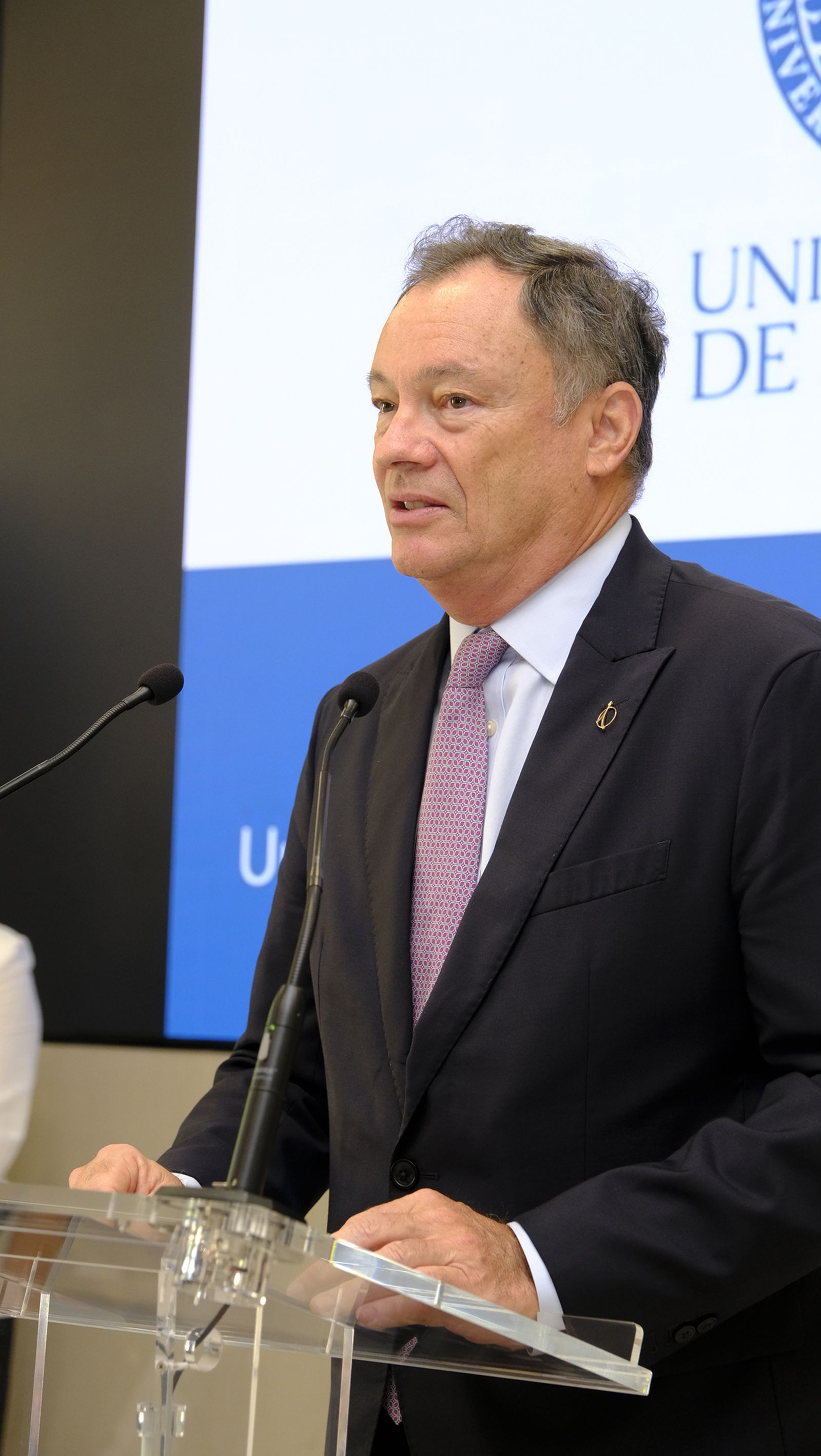 Imágenes de la imposición de la Medalla de Oro de la Universidad de Almería, al astronauta Miguel López Alegría