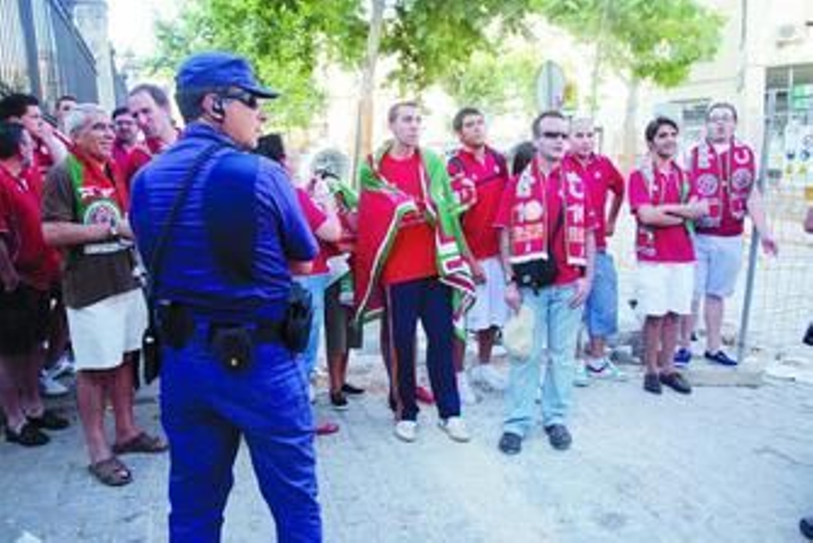 Un panorámica de los aficionados del conjunto granadino que acudieron al encuentro del presidente de la Junta de Andalucía en las inmediaciones del Hospital Real.