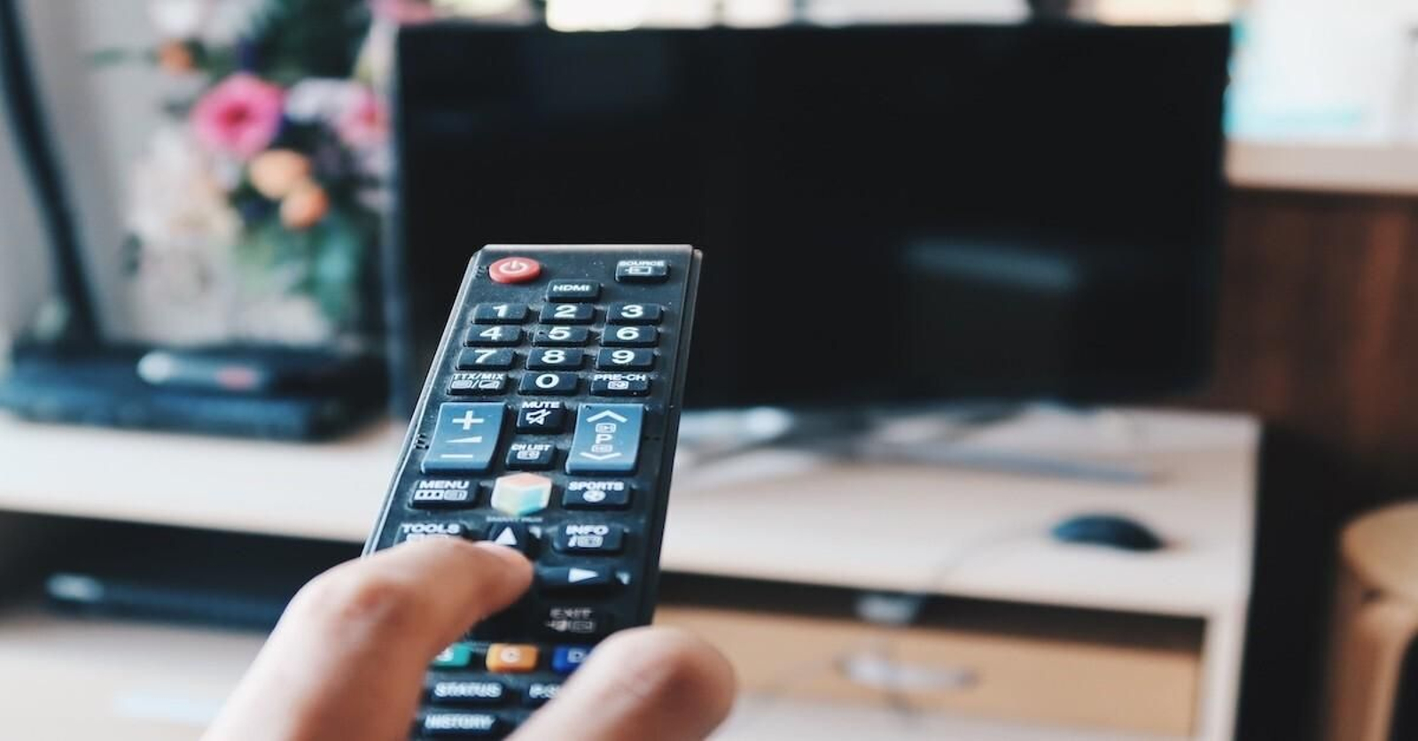 Persona encendiendo la televisión