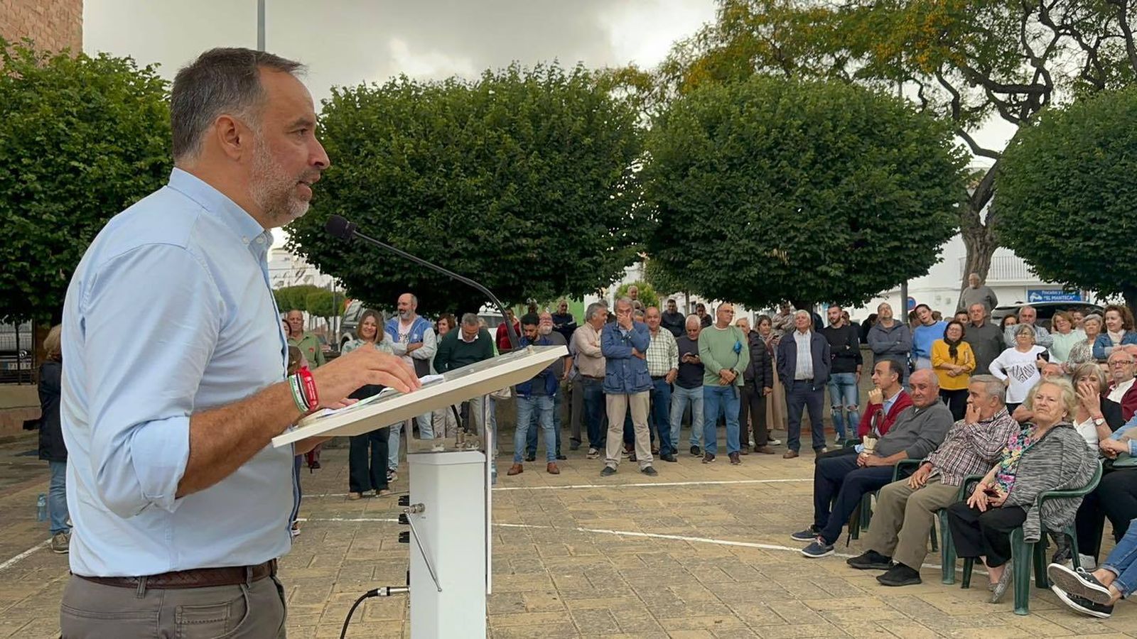 El candidato de IU y actual alcalde de Trebujena, Ramón Galán, en un acto de esta campaña electoral.